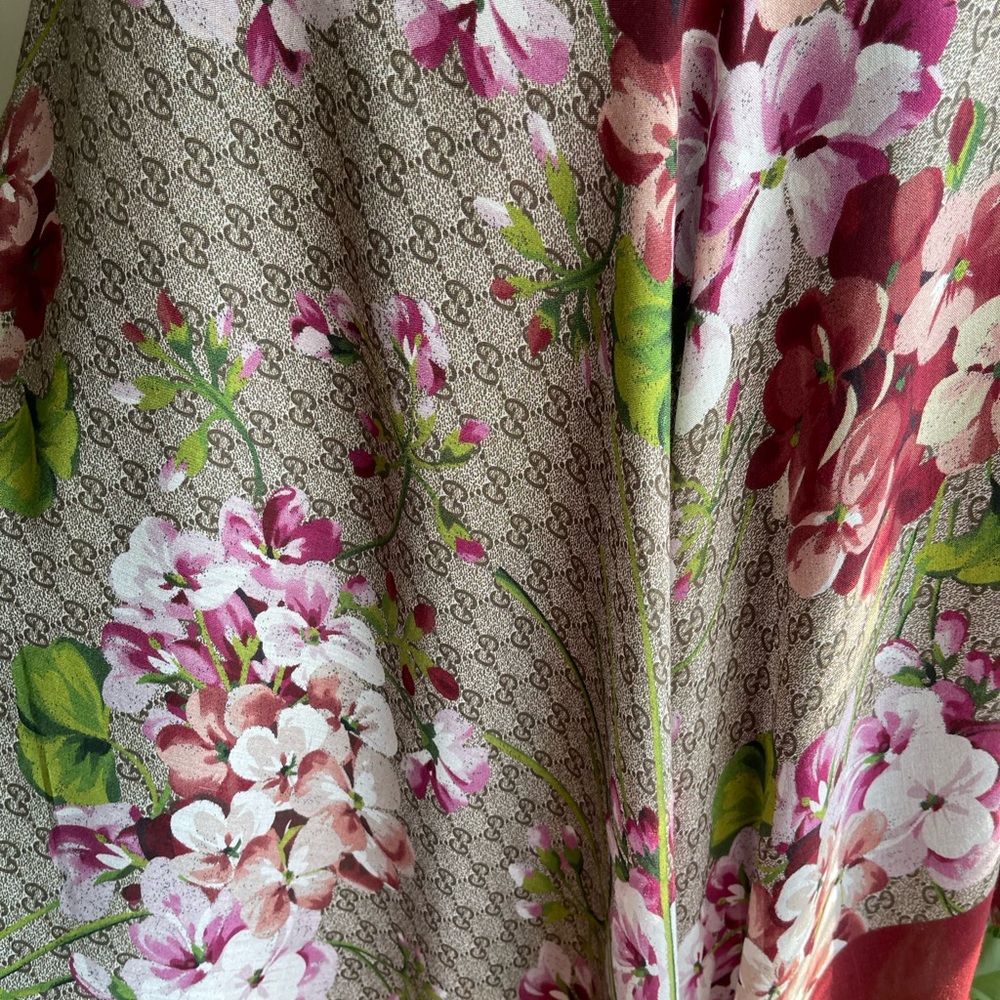 Gucci Monogram Floral Wool lightweight Wrap Shawl. - Picture 14 of 15
